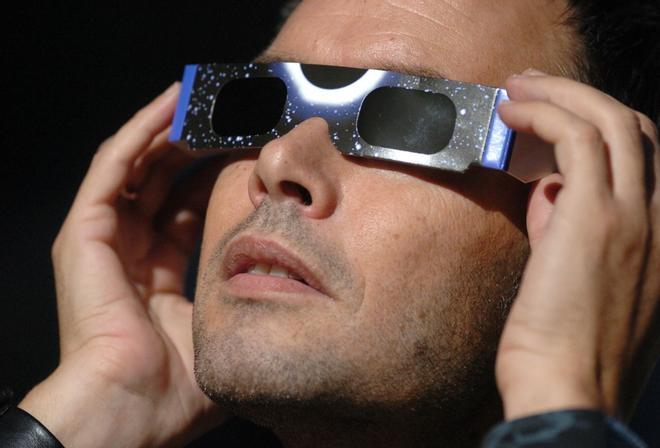 Ordenan la retirada de seis modelos de gafas para el eclipse por "irregularidades" en los filtros y "riesgo de lesiones oculares"