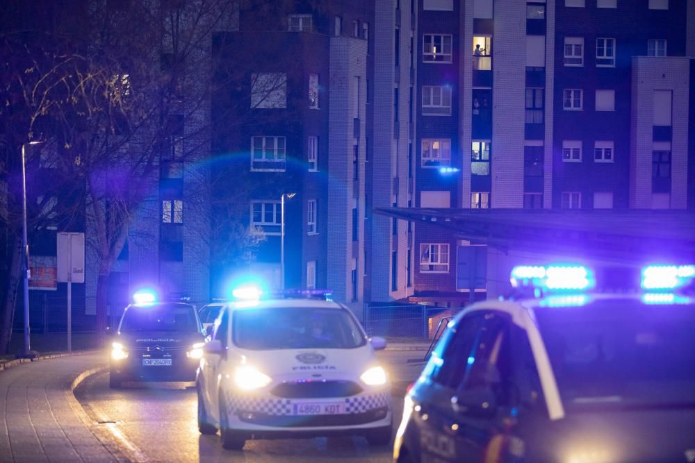 Homenaje de la Policía al personal sanitario en el