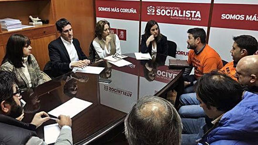 Trabajadores de Alcoa, ayer con Inés Rey.