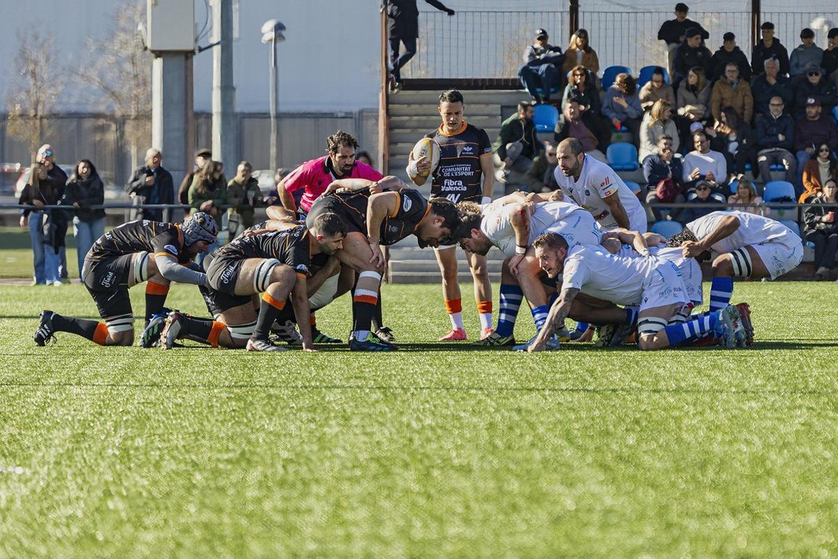 Emocionante derbi entre el FibraValencia Les Abelles y el Huesitos La Vila.
