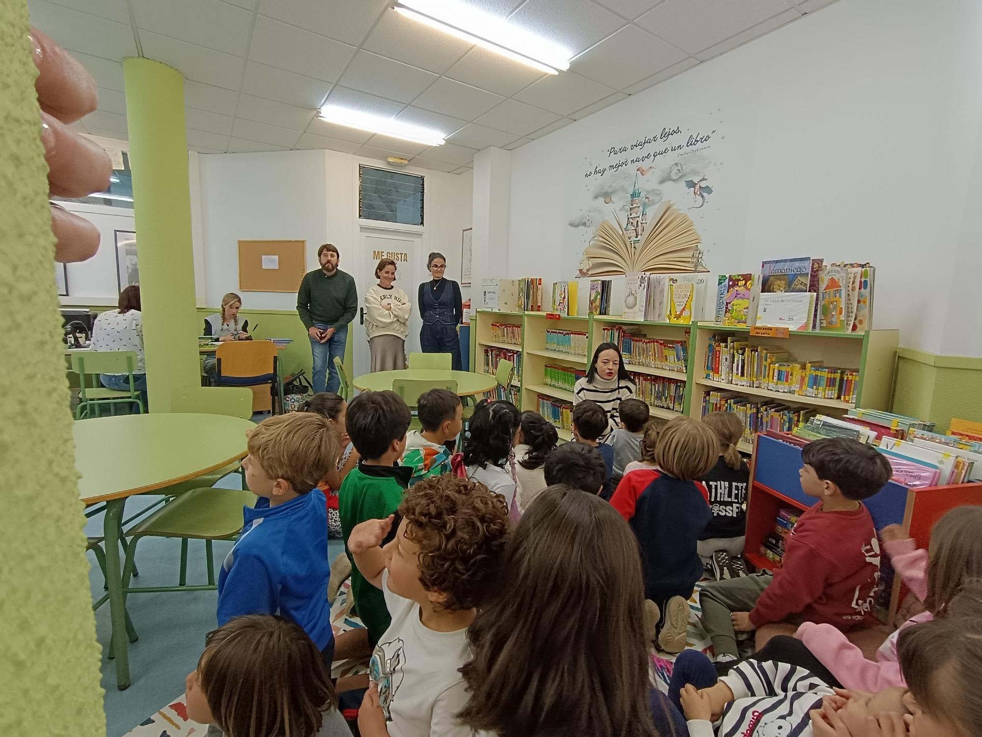 Los alumnos del colegio La Fresneda conocen su nueva biblioteca