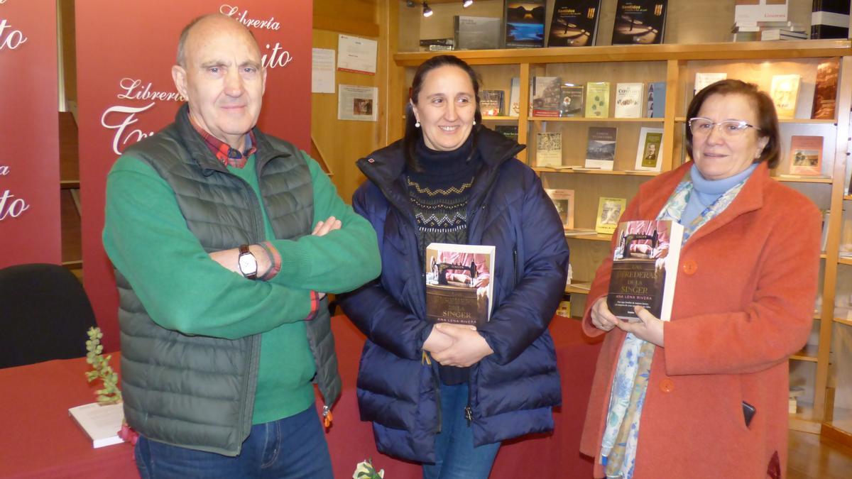 Por la izquierda,Toño Fernández, Inma Fernández y Ángeles Menéndez en el Espacio Cultural La Treito.