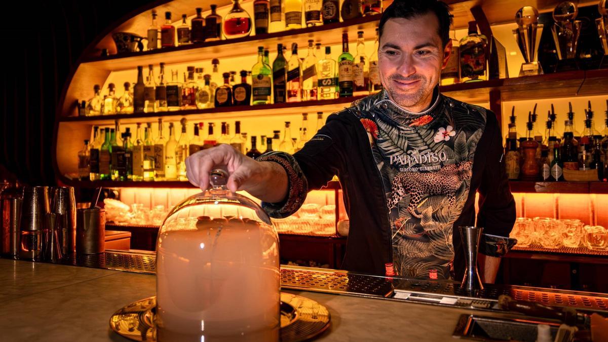 Giacomo Giannotti ahúma El Gran Gatsby, uno de los cócteles clásicos de Paradiso.