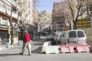 Los comerciantes denuncian que las obras de la peatonalización "destrozan" el inicio de la campaña de verano