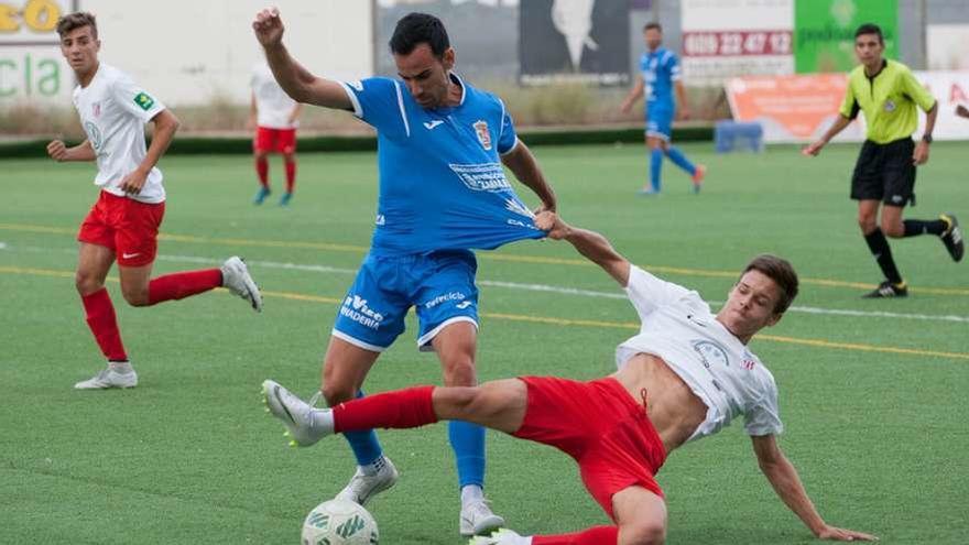 Un jugador del Santa Marta detiene en falta uno de los ataques del CD Villaralbo, ayer.