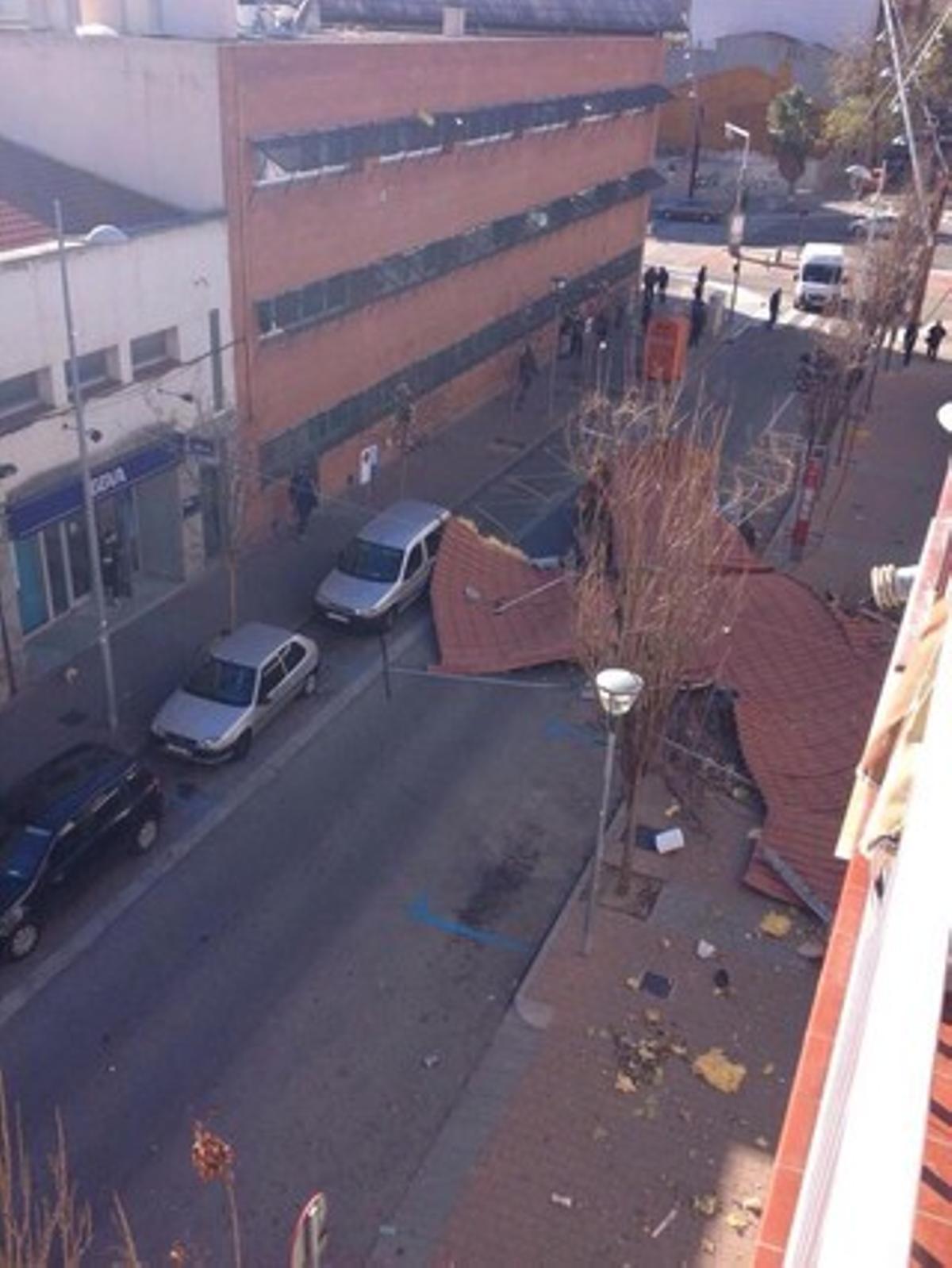 Tot un sostre ha caigut al carrer a Terrassa a causa del fort vent.