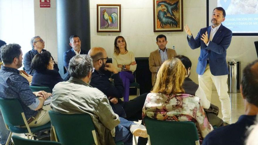 Bermúdez, en la reunión ayer sobre Patrimonio. | | E.D.