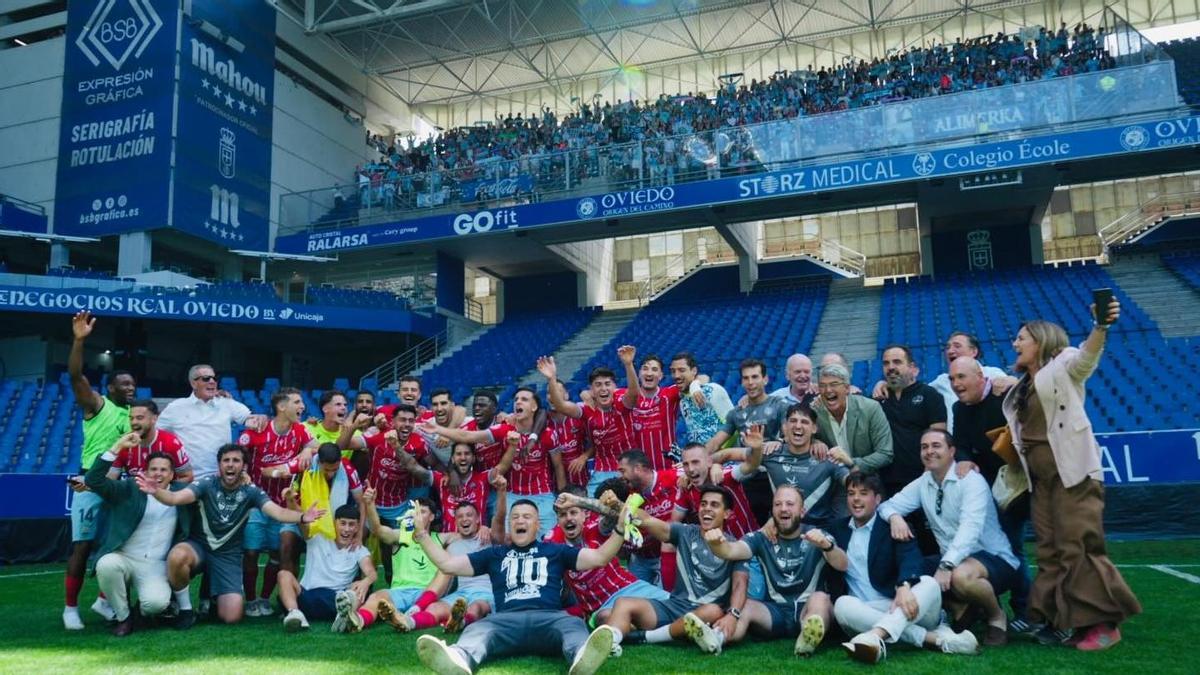 El Coria festeja el ascenso con su afición detrás.