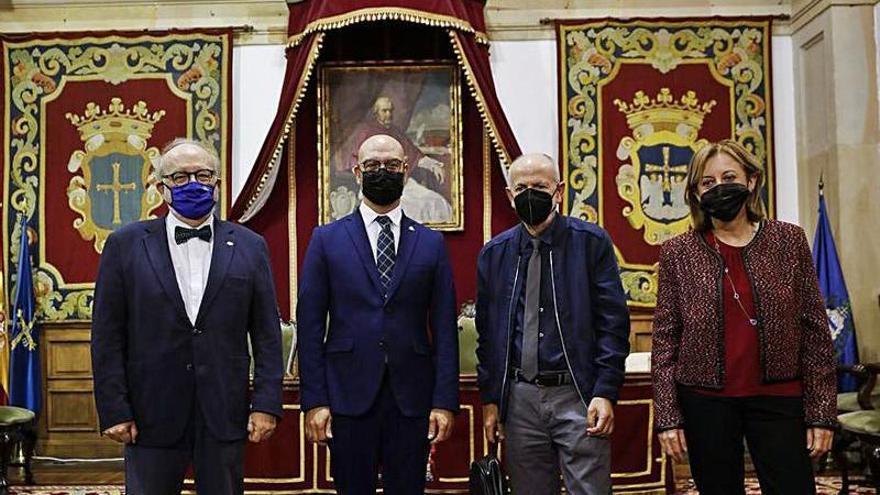 Manuel Prieto, tercero por la izquierda, junto a Juan Manuel García, Humberto Rodríguez Solla y Blanca Bauluz, ayer, antes del homenaje en el Paraninfo del edificio histórico de la Universidad de Oviedo. | Luisma Murias