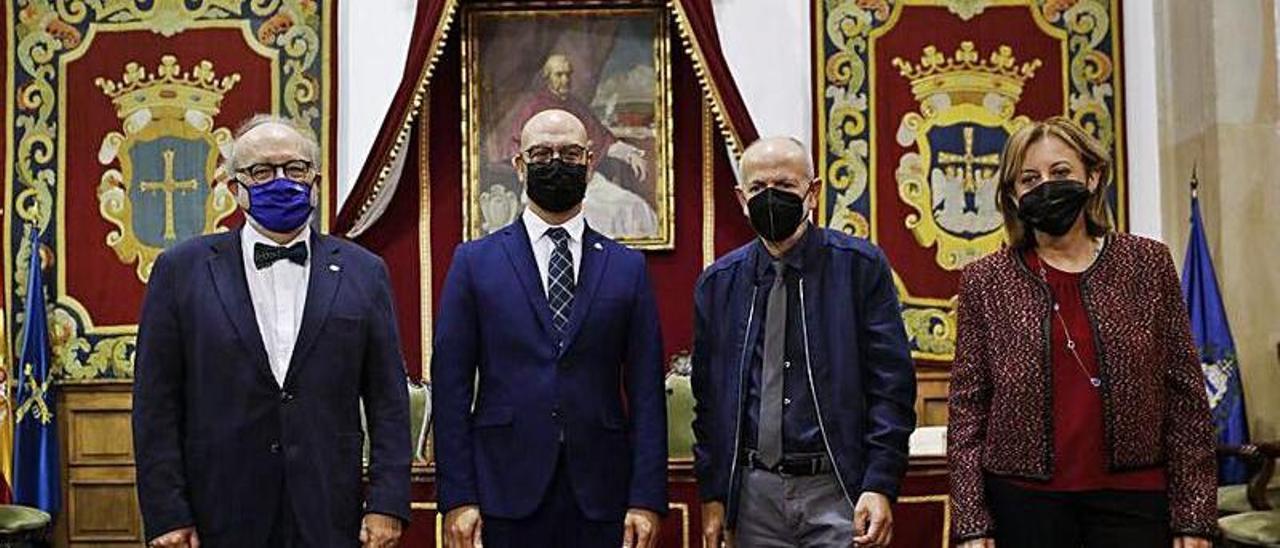 Manuel Prieto, tercero por la izquierda, junto a Juan Manuel García, Humberto Rodríguez Solla y Blanca Bauluz, ayer, antes del homenaje en el Paraninfo del edificio histórico de la Universidad de Oviedo. | Luisma Murias