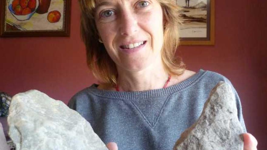 María Noval muestra un bifaz (izquierda) y un pico, ambos del Cabo Busto.