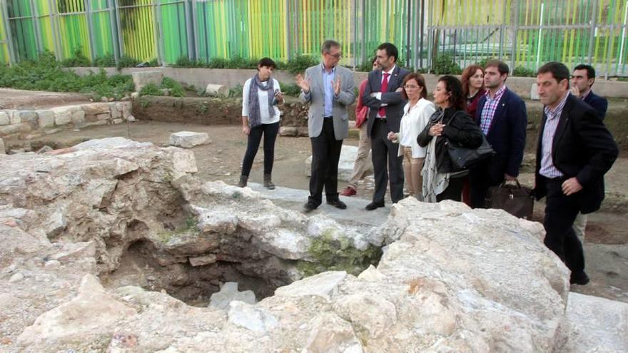 Noguera (2i) muestra los hallazgos a las autoridades municipales durante la visita.