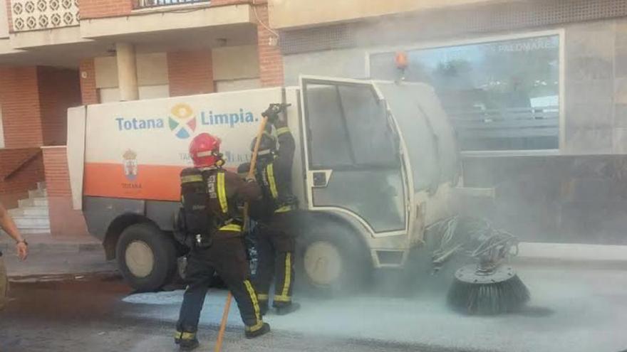 Se incendia una barredora en plena faena en Totana