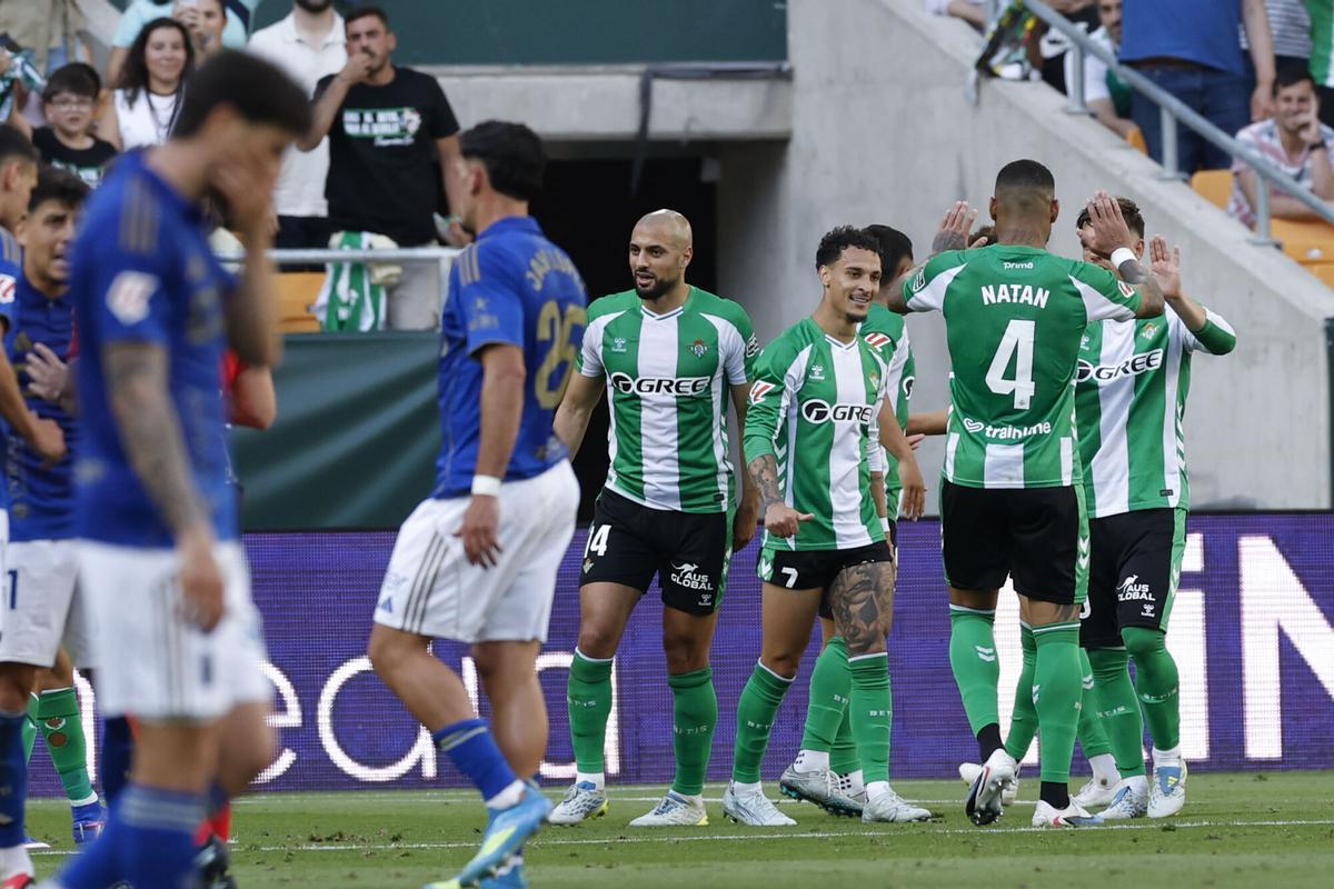 El jugador del Betis Abdessamad Ezzalzouli (d), celebra su gol contra el Oviedo, durante el partido de la jornada 34 de LaLiga EA Sports entre Betis y Oviedo, este domingo en el estadio de La Cartuja en Sevilla. EFE/ Julio Muñoz. (betis) (Oviedo)