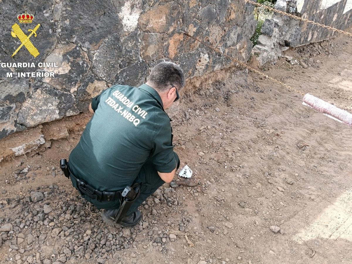 Un guadia civil en la obra en la que unos operarios hallaron un proyectil de mortero en Tiagua, en Lanzarote