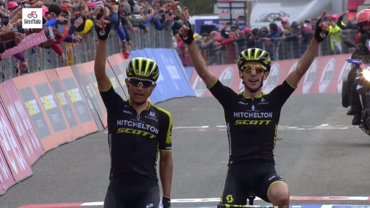 Simon Yates celebra la victoria en el alto del Etna