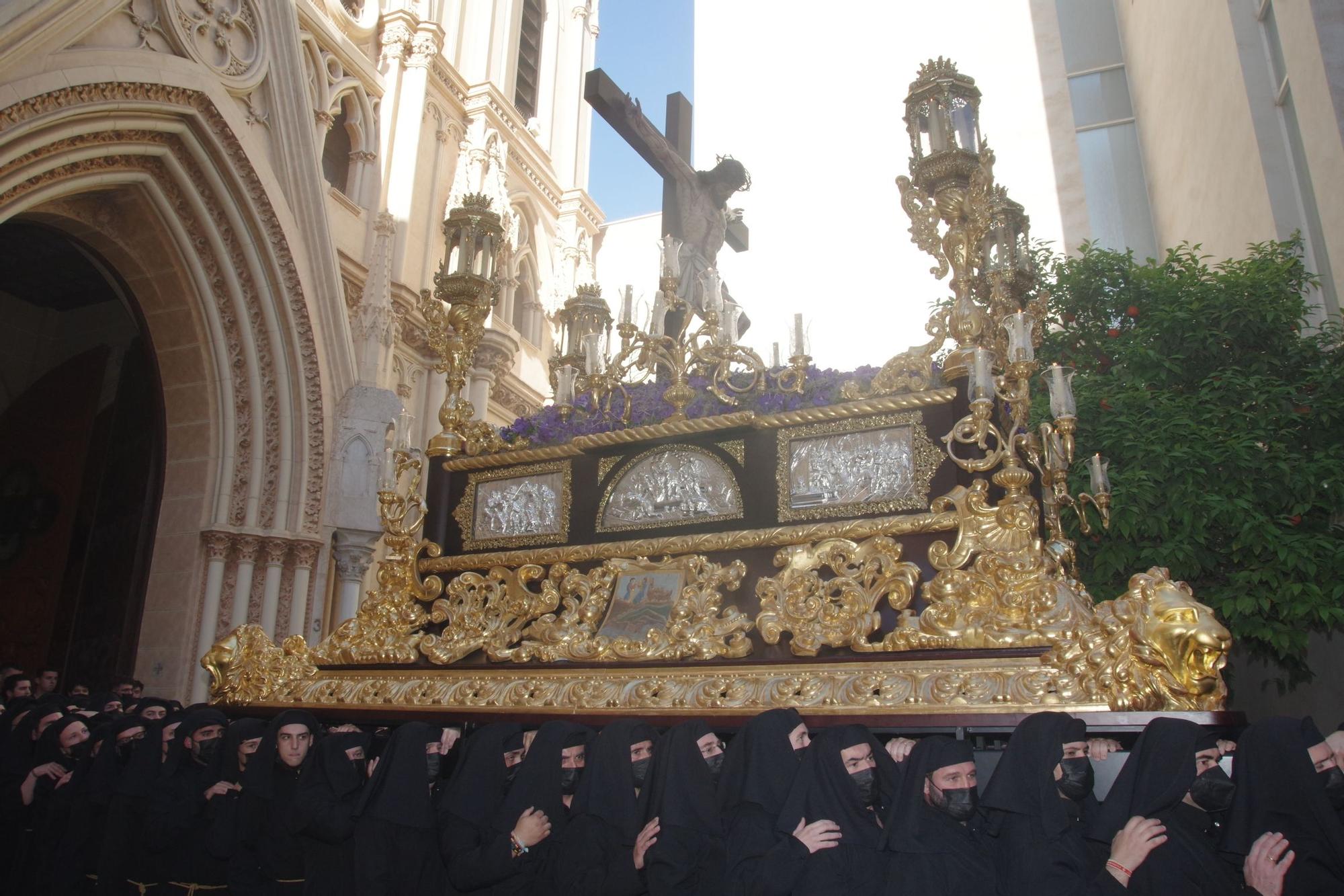 El Mutilado, el Cristo de la Clemencia, procesiona en el Sábado de Pasión de Málaga.
