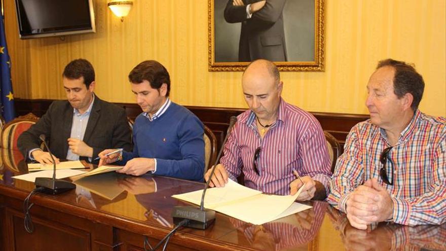 Firma de convenios con entidades artísticas del Ayuntamiento de Cabra