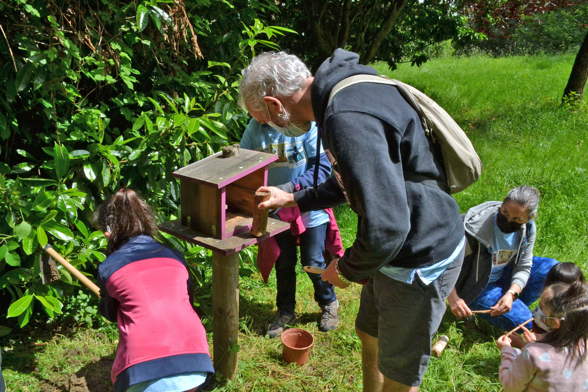 Un participante en la jornada de ayer colabora en la puesta a punto del hotel para insectos polinizadores.