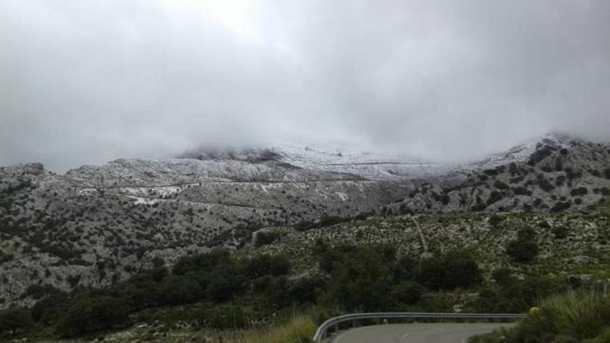 La nieve cubrió los picos más altos de la serra de Tramuntana.