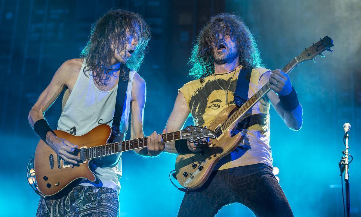 Robe Iniesta (izda.) e Iñaki Antón, de Extremoduro, durante un concierto en 2014.