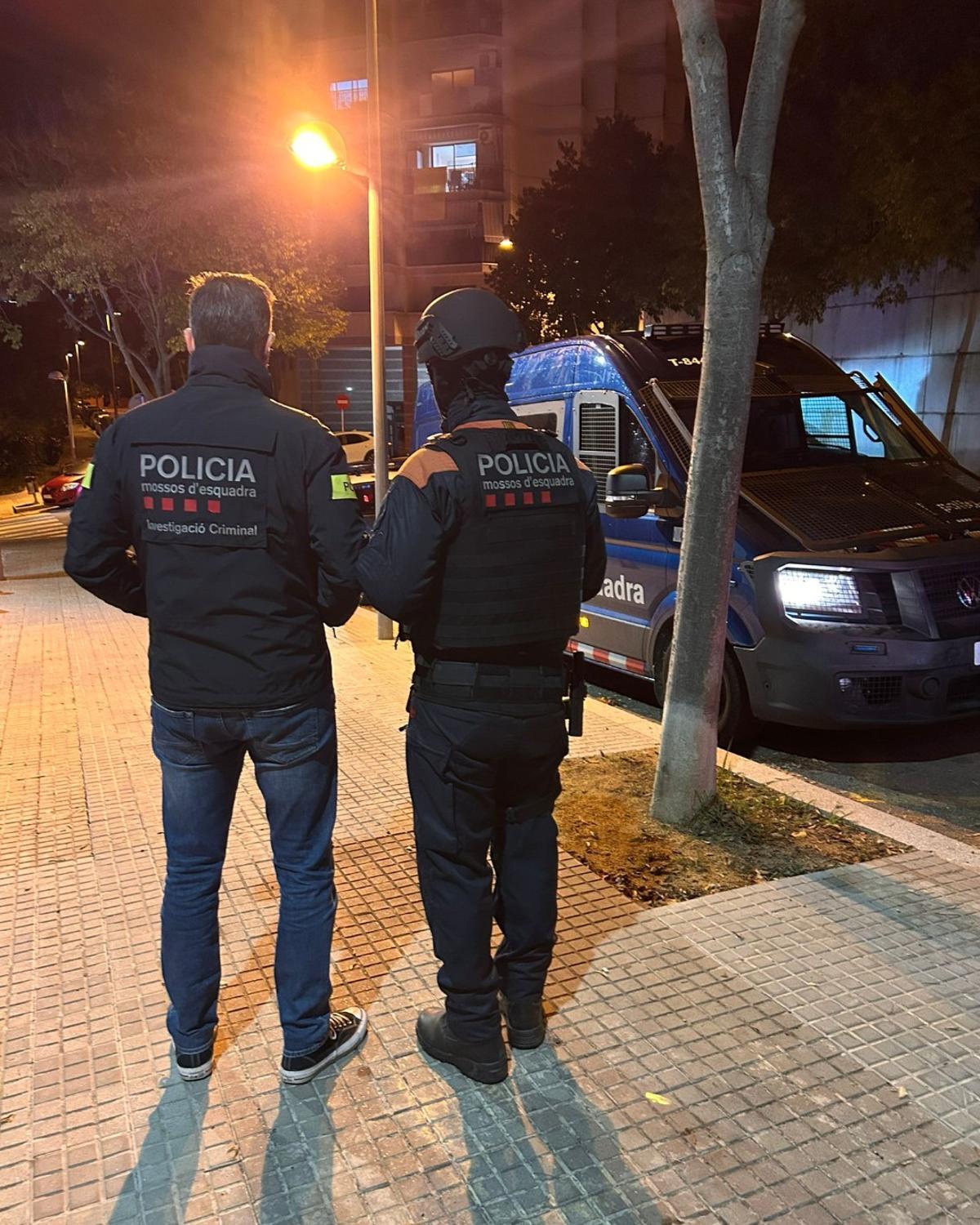 Una parella d'agents dels Mossos desplaçats en l'operació contra la trama immobilària.