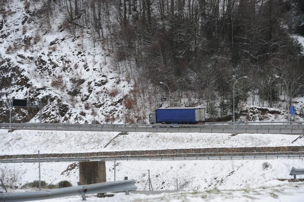 La nieve provoca restricciones en el Huerna y cadenas en 13 puertos