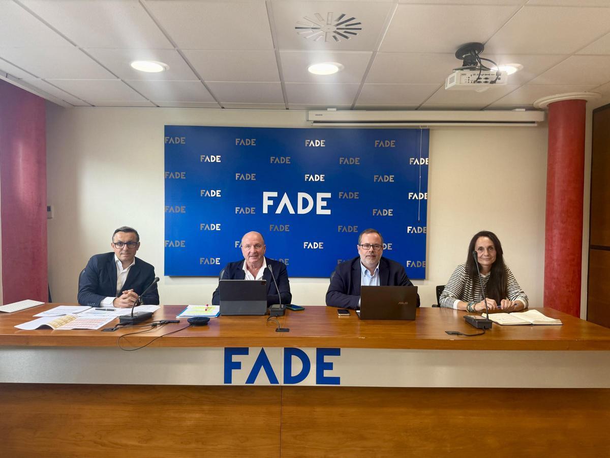 En la foto de izquierda a derecha: Fernando Corral, vicepresidente ejecutivo de OTEA; Javier Martínez Fernández, presidente de OTEA; Julio Bobes, coordinador de la Mesa de Turismo de FADE; y Yolanda Alzú, de la Asociación de Campings de Asturias.