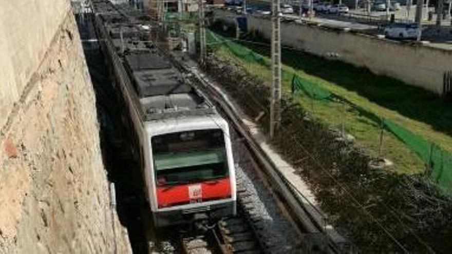 Un tren de Ferrocarrils passant per l&#039;estació de Manresa-Alta