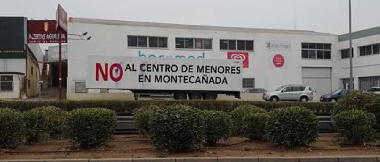 Pancarta de rechazo en un camión de Fuente del Jarro .