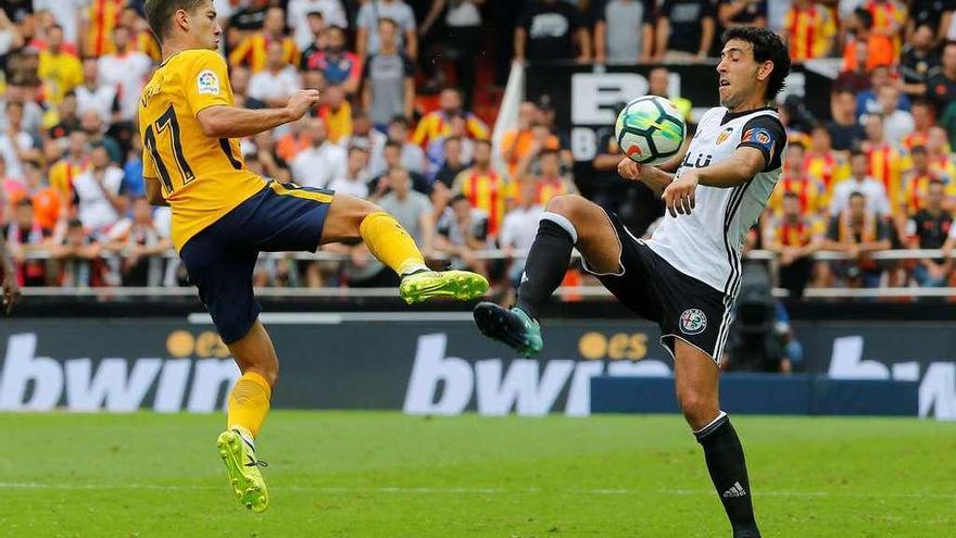 Vietto pugna por el balón con Parejo, en un Valencia-Atlético de Madrid. // Heino Kalis