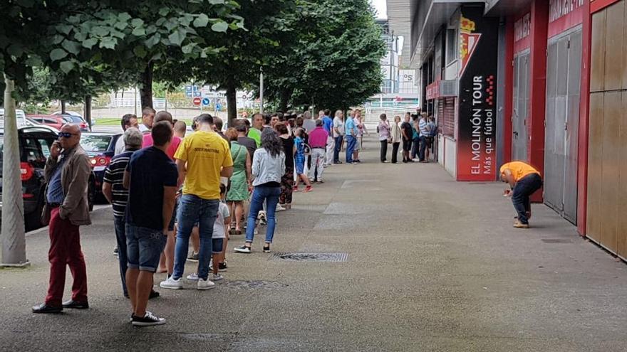 Colas para renovar el abono del Sporting