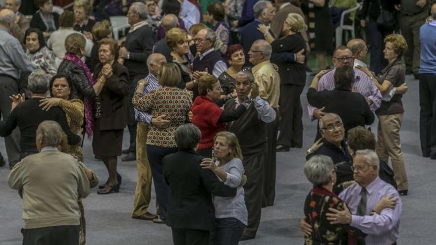 Personas de la tercera edad bailando en un concurso.