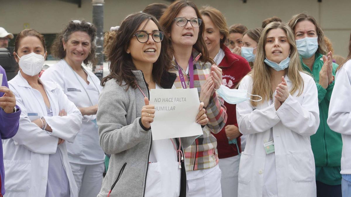 Protesta ante las puertas de La Fe hace un año por la dificultad de las pruebas de Enfermería.