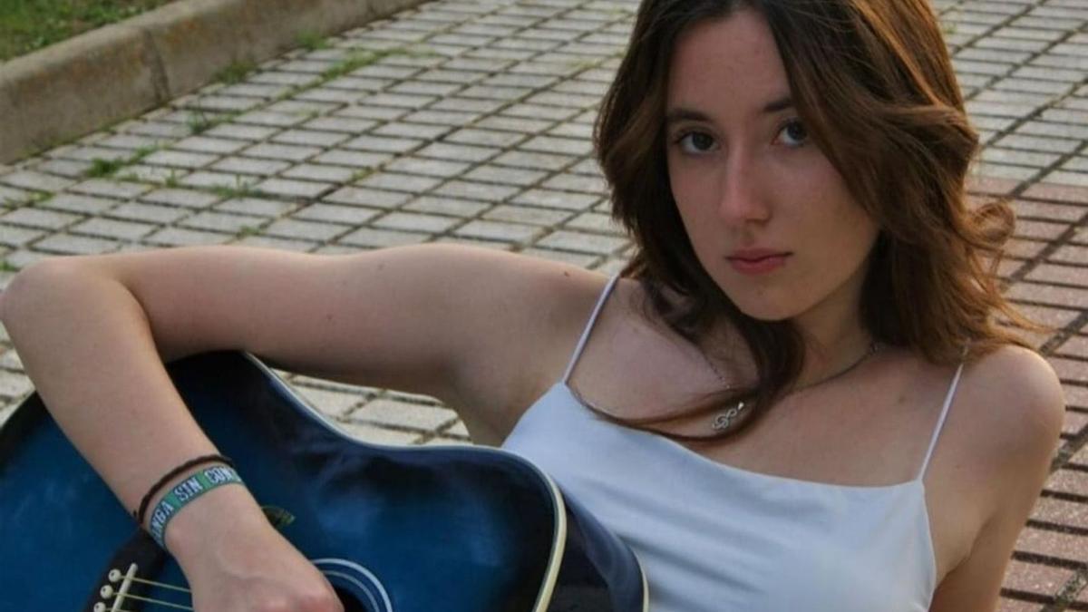 Claudia Sandín, con su guitarra. | Cedida