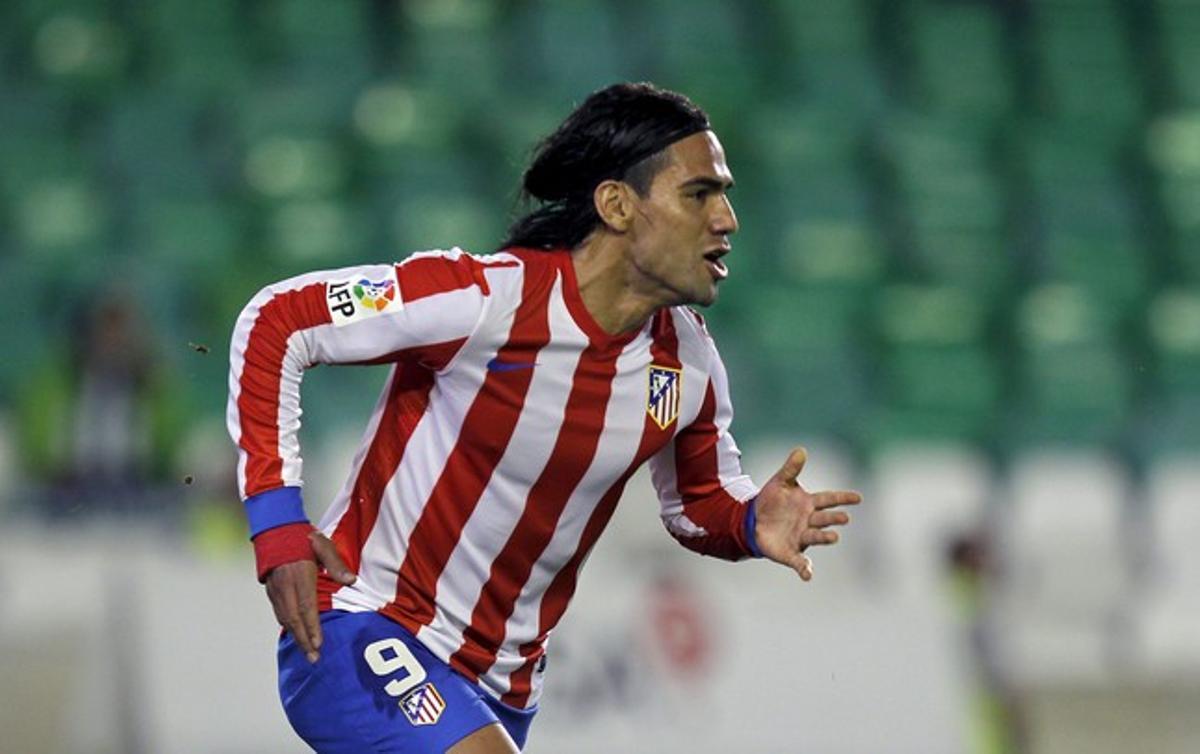 El davanter de l’Atlètic de Madrid Ramadel Falcao, després de marcar el seu primer gol davant el Betis, al Villamarín. El davanter de l’Atlètic de Madrid Ramadel Falcao, després de marcar el seu primer gol davant el Betis, al Villamarín.