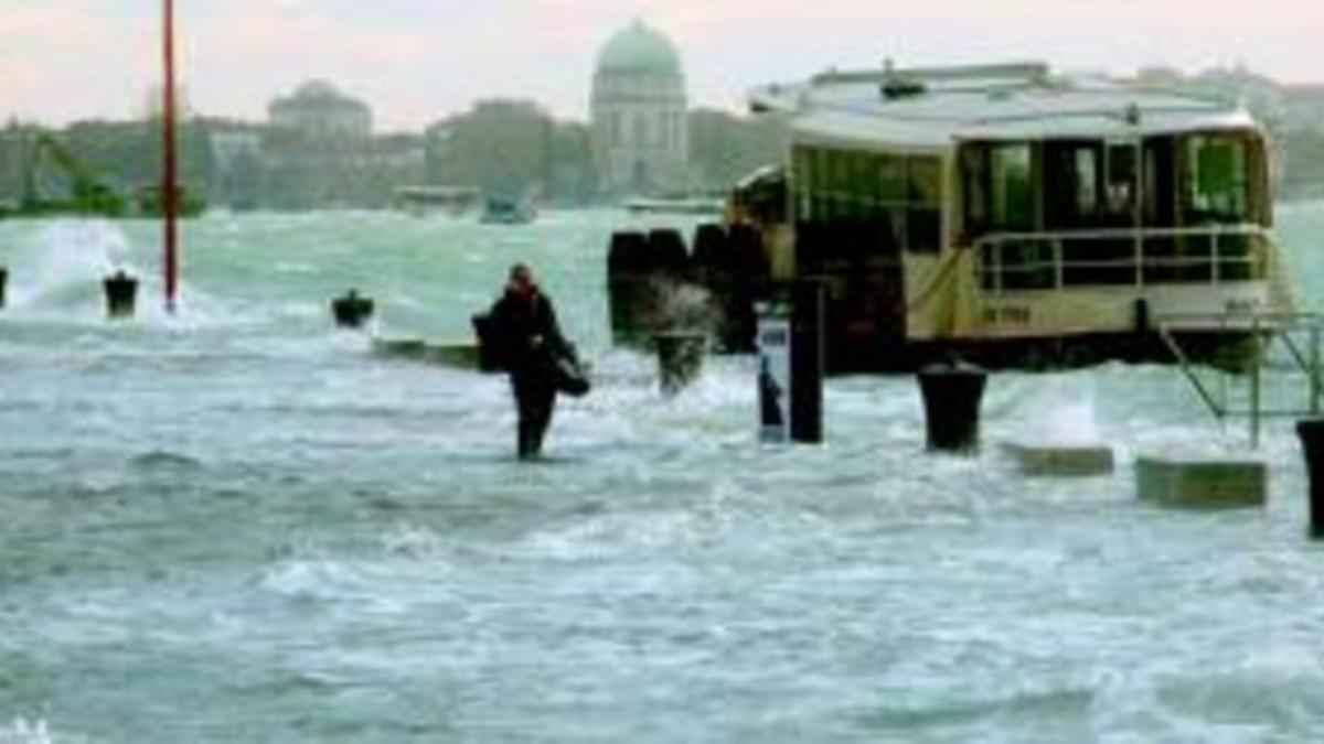 La marea más alta de los 22 últimos años sumerge las calles de Venecia_MEDIA_4