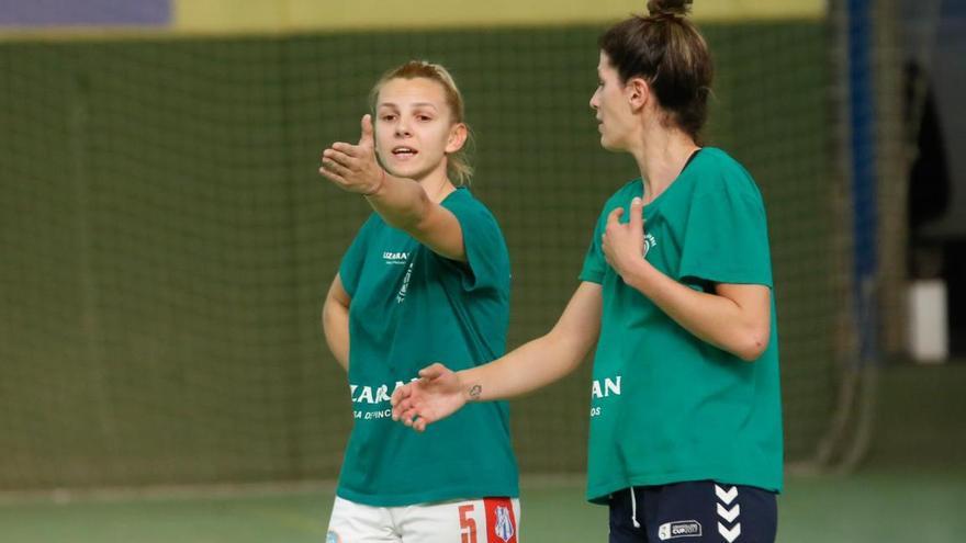 Armina Isic dialoga con Agus López en un entrenamiento.