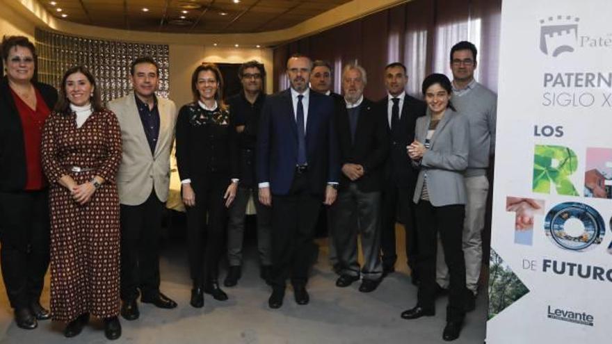 Los asistentes al desayuno de trabajo posaron para la foto oficial.