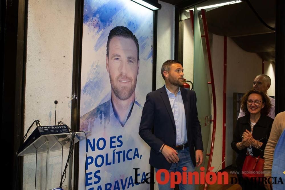 Pegada de carteles en Caravaca