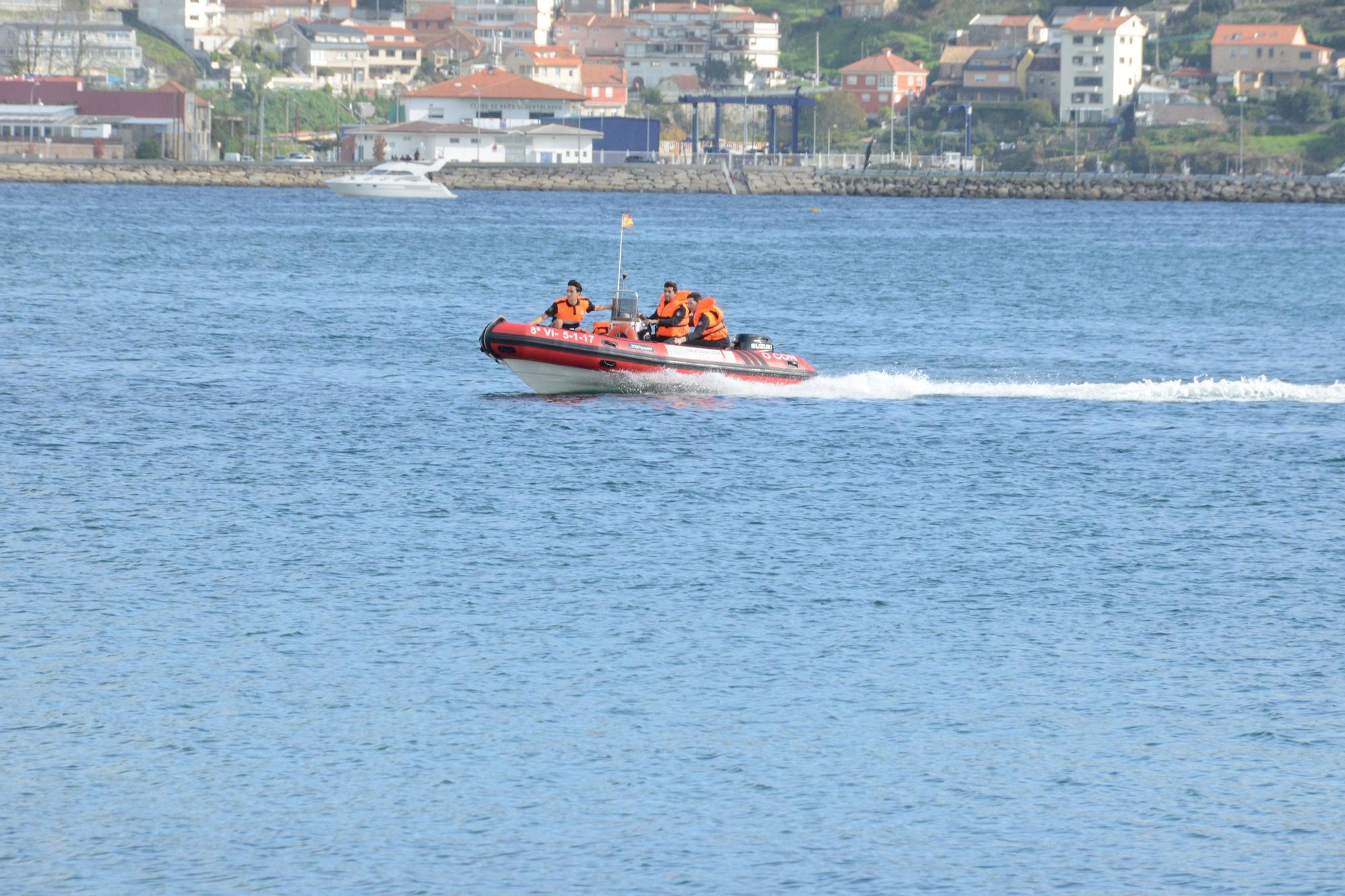 Escenas del simulacro de rescate frente a Moaña.