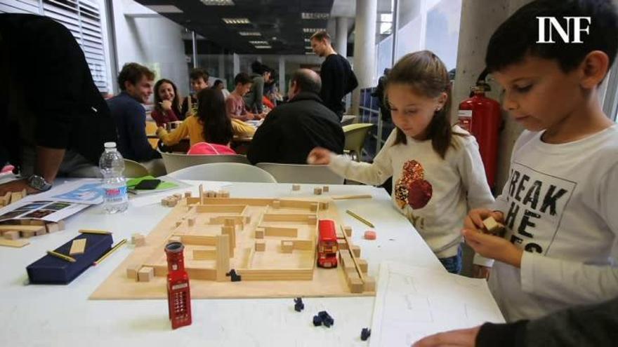 Alumnos del colegio ilicitano Princesa de Asturias y estudiantes extranjeros de Arquitectura comparten un taller de construcción en la UA