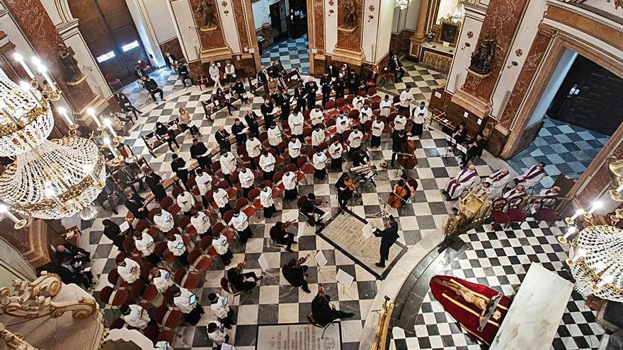 La Basílica no pudo acoger
público en el Lamento de 
María por el aforo.  avan