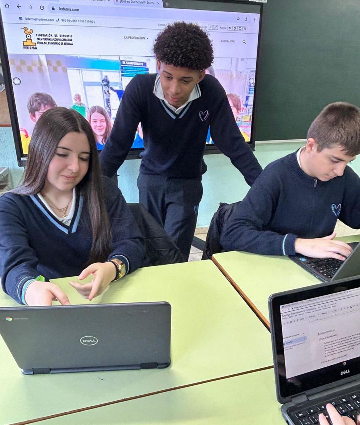 Alumnos buscando información n’internet.