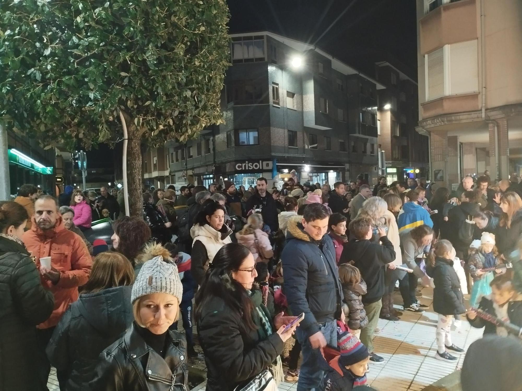 El divertido encendido del alumbrado navideño en Llanera, en imágenes