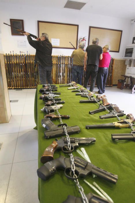 Possibles compradors admirant les armes de la subhasta