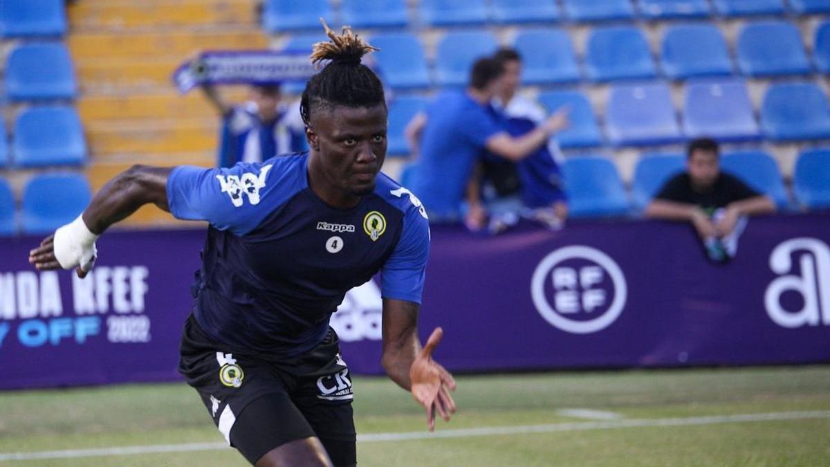 Federico Bikoro calienta en los prolegómenos de un partido de Liga disputado el mes pasado en el José Rico Pérez.