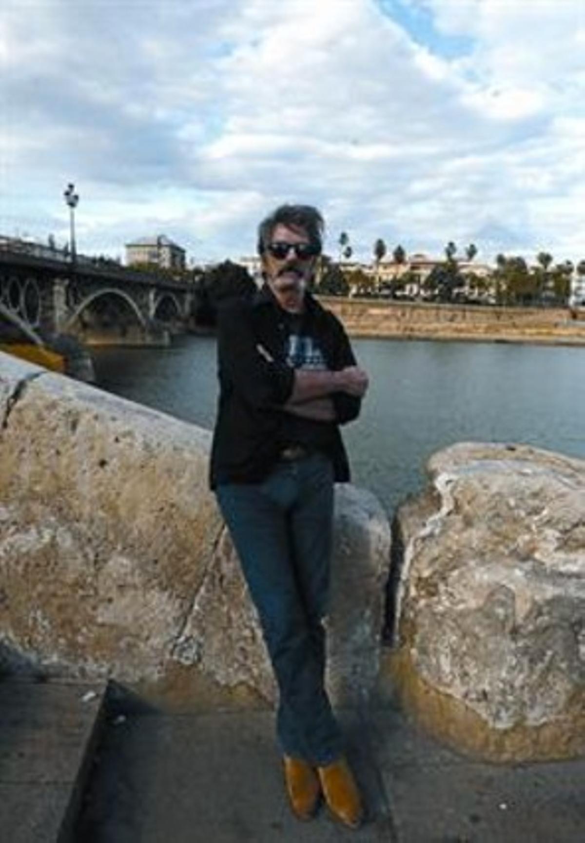 A la izquierda, Oriol Llopis, en sus años de juventud. A la derecha, el crítico musical, fotografiado la semana pasada en Sevilla.