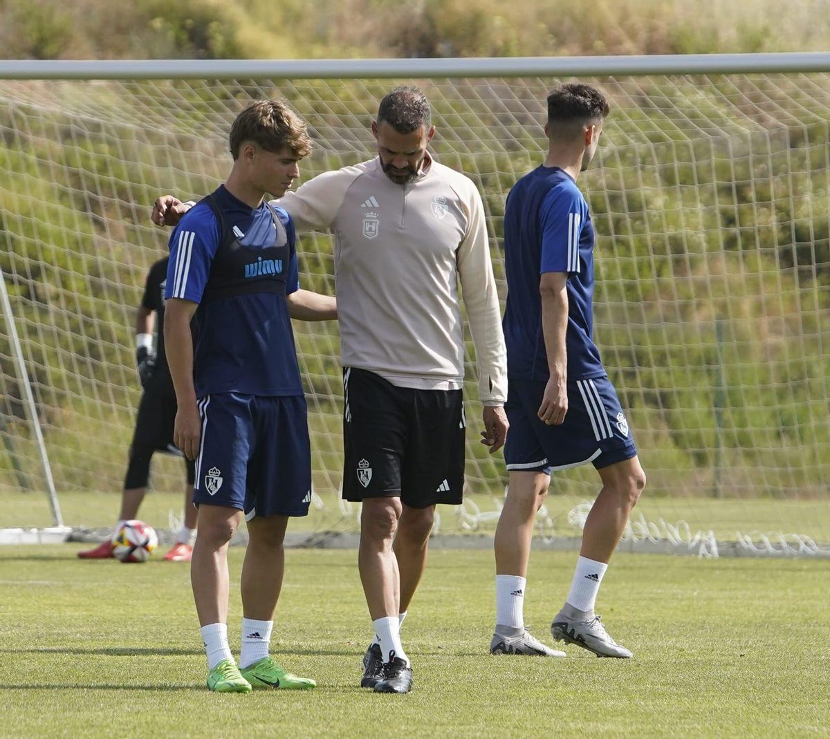 Juanfran García conversa con sus futbolistas durante un entrenamiento.