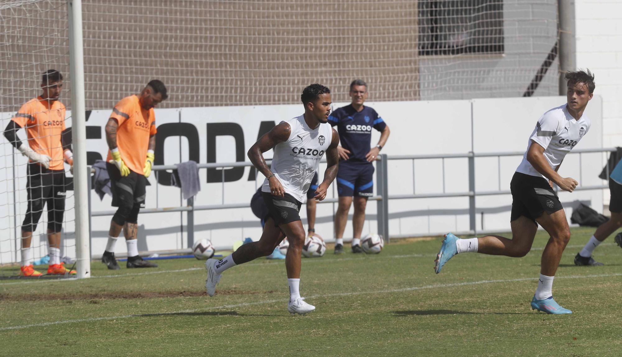 Entrenamiento del Valencia con Herrerín